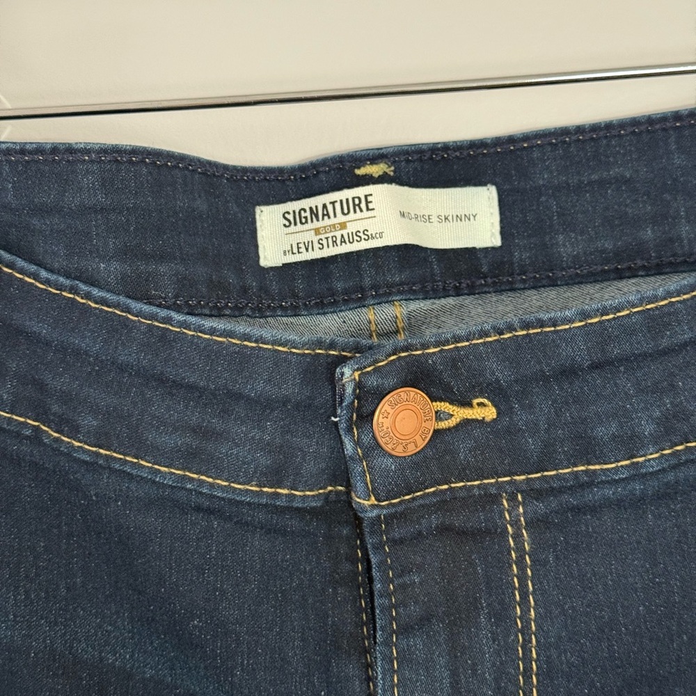 Levi's Women's Dark Blue Jeans (20M) - Picture 6 of 12